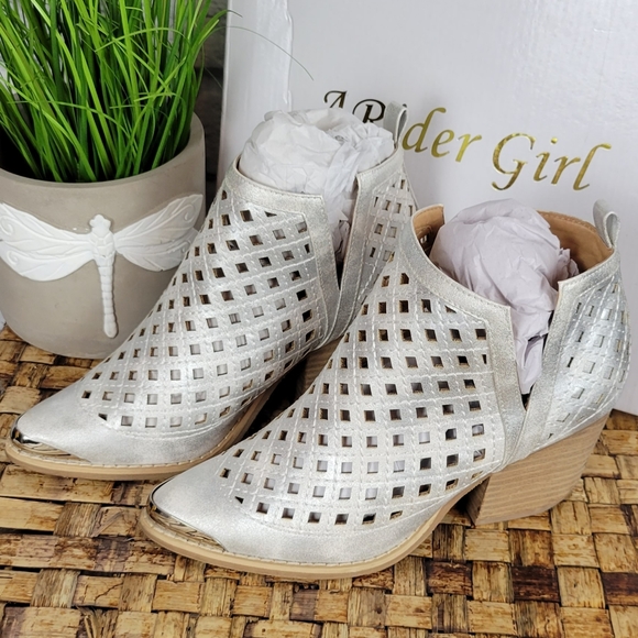A Rider Girl metallic booties 6.5 - Picture 1 of 12